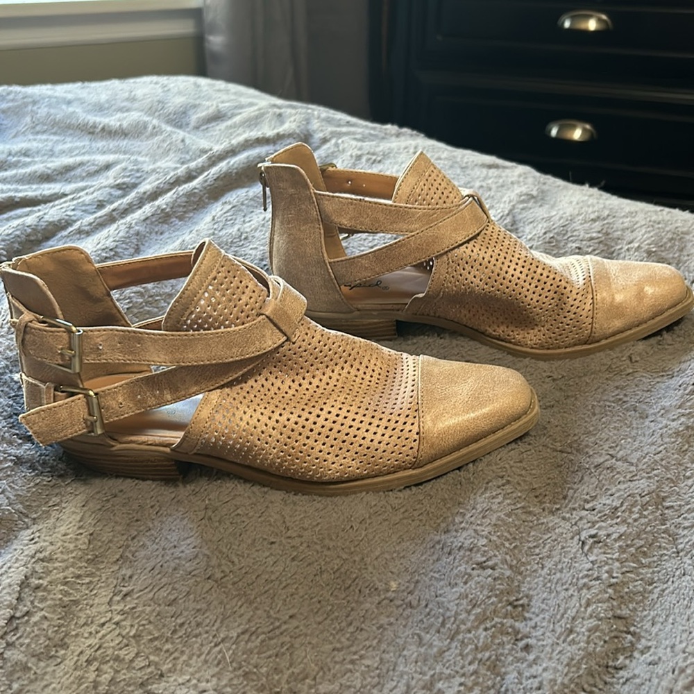 Qupid- Tan flats